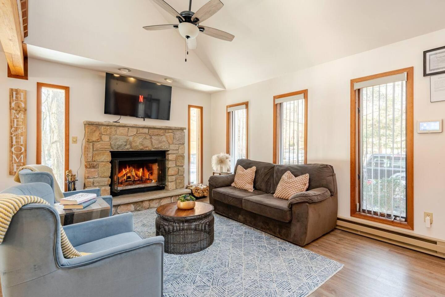 Cozy Cabin At Poconos With Hot Tub And Fire Pit East Stroudsburg Εξωτερικό φωτογραφία